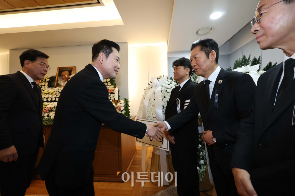 ▲장동혁 국민의힘 대표가 30일 서울 종로구 서울대학교병원 장례식장에 마련된 고 이해찬 전 국무총리의 빈소에서 조문을 한 뒤 정청래 더불어민주당 대표와 악수하고 있다. 2026.1.30. 사진공동취재단