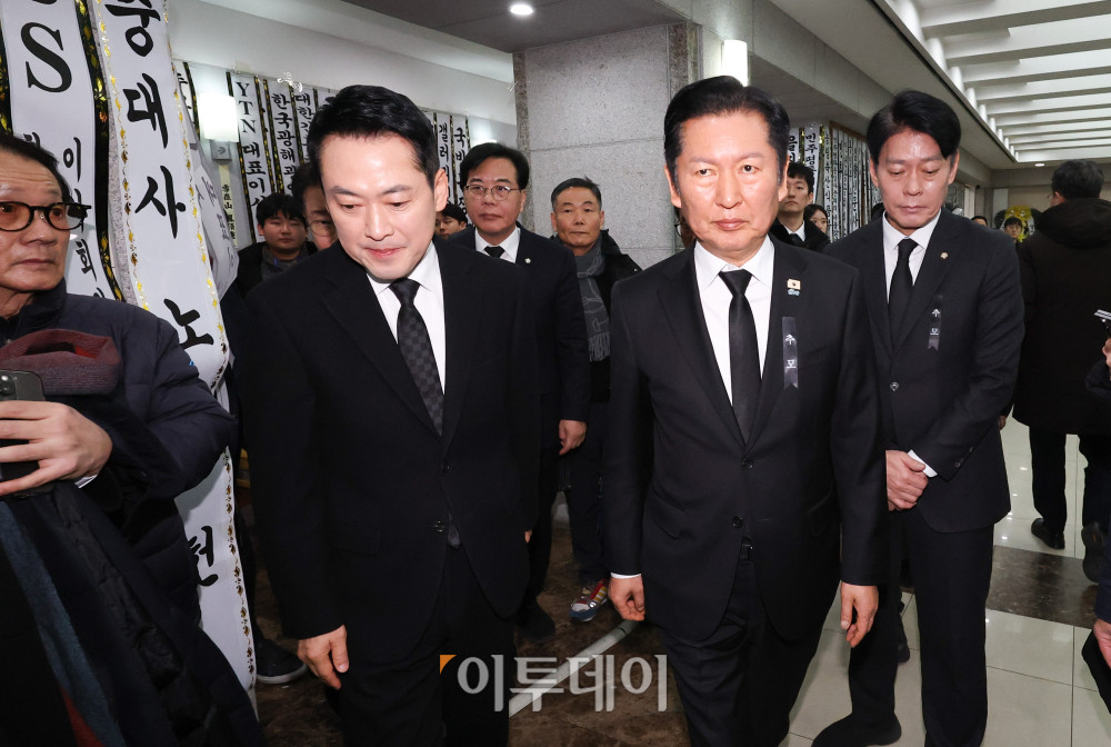 ▲정청래 더불어민주당 대표가 30일 서울 종로구 서울대학교병원 장례식장에 마련된 고 이해찬 전 국무총리의 빈소에서 조문을 마친 장동혁 국민의힘 대표를 배웅하고 있다. 2026.1.30.