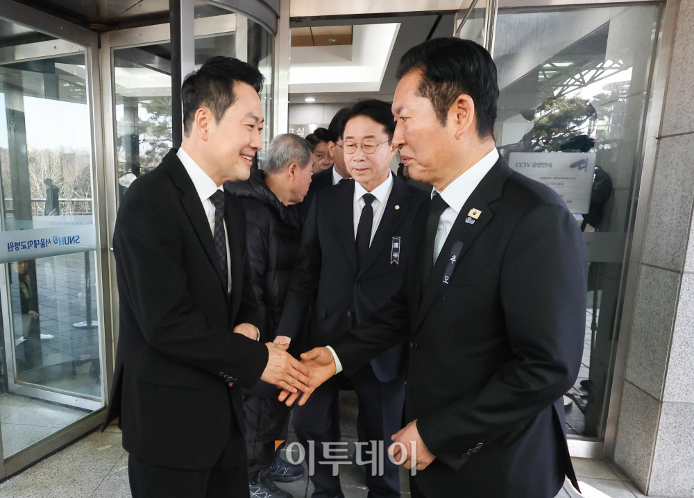 ▲정청래 더불어민주당 대표가 30일 서울 종로구 서울대학교병원 장례식장에 마련된 고 이해찬 전 국무총리의 빈소에서 조문을 마친 장동혁 국민의힘 대표를 배웅하고 있다. 2026.1.30. 사진공동취재단