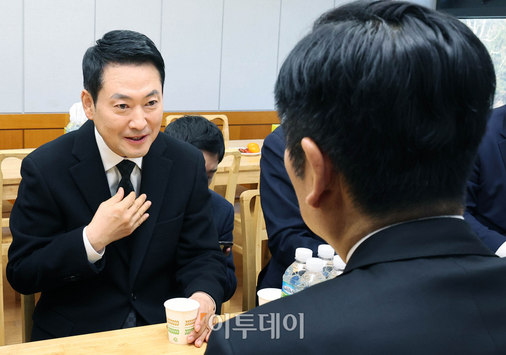 ▲장동혁 국민의힘 장동혁 대표(왼쪽)가 30일 오전 서울 종로구 서울대학교병원 장례식장에 마련된 故 이해찬 전 국무총리의 빈소를 찾아 조문한 뒤 정청래 더불어민주당 대표와 대화하고 있다. 2026.01.30. 사진공동취재단