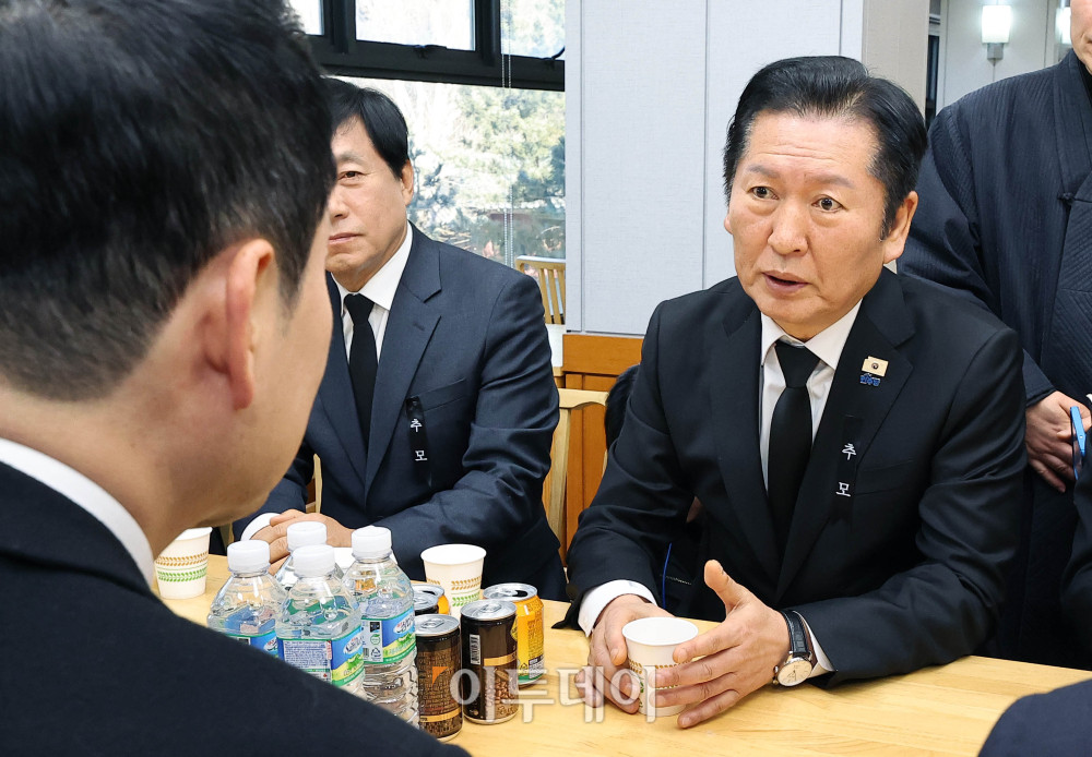 ▲정청래 더불어민주당 대표가 30일 오전 서울 종로구 서울대학교병원 장례식장에 마련된 故 이해찬 전 국무총리의 빈소에서 조문을 마친 장동혁 국민의힘 대표와 대화하고 있다. 2026.01.30. 사진공동취재단