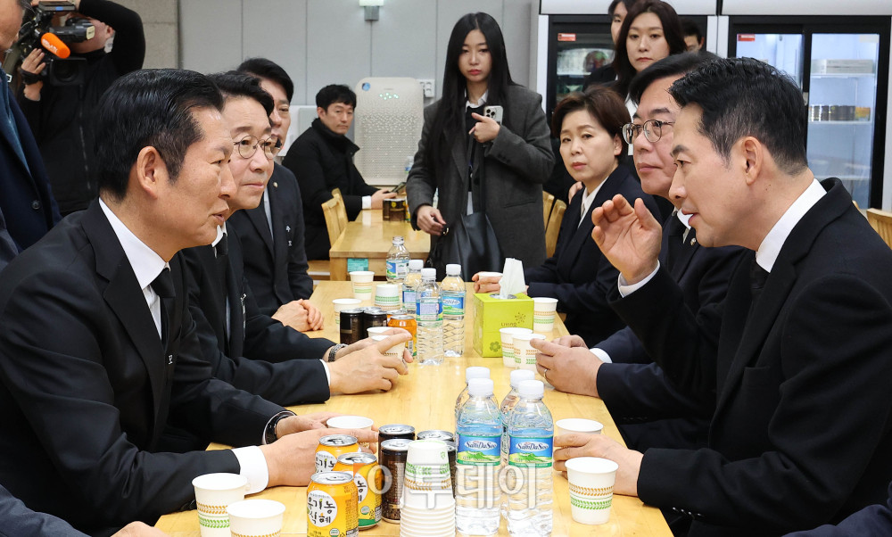 ▲장동혁 국민의힘 장동혁 대표(오른쪽)가 30일 오전 서울 종로구 서울대학교병원 장례식장에 마련된 故 이해찬 전 국무총리의 빈소를 찾아 조문한 뒤 정청래 더불어민주당 대표와 대화하고 있다. 2026.01.30. 사진공동취재단
