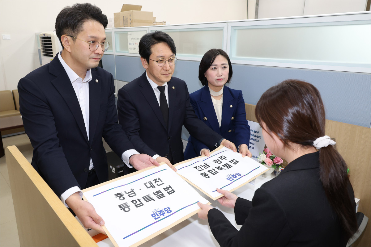 ▲더불어민주당 천준호 원내운영수석부대표(가운데), 전용기 원내소통수석부대표(왼쪽), 백승아 원내대변인이 30일 국회 의안과에 충남대전통합특별법안과 전남광주통합특별법안을 제출하고 있다. 2026.1.30 [공동취재]