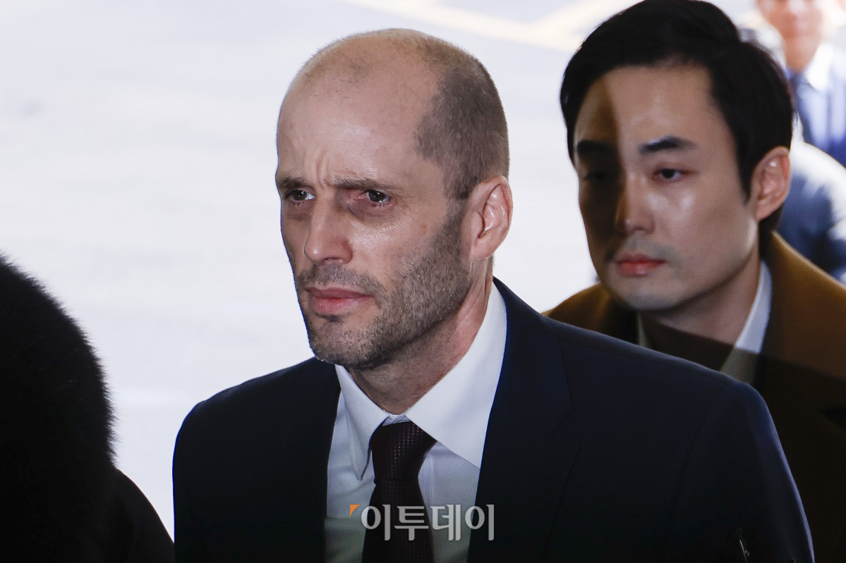 ▲헤럴드 로저스 쿠팡 한국 법인 임시대표가 30일 서울 종로구 서울경찰청 쿠팡 수사 종합 태스크포스(TF)에서 진행되는 소환조사에 피의자 신분으로 출석하고 있다. 로저스 대표는 '셀프 조사' 의혹과 관련해 공무집행방해·업무방해 등 혐의로 고발된 상태다. 조현호 기자 hyunho@