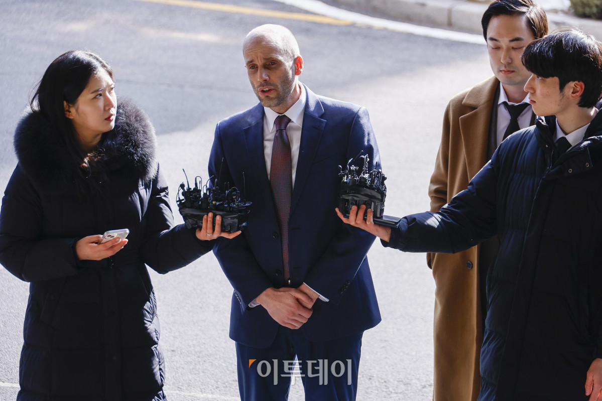 ▲헤럴드 로저스 쿠팡 한국 법인 임시대표가 30일 서울 종로구 서울경찰청 쿠팡 수사 종합 태스크포스(TF)에서 진행되는 소환조사에 피의자 신분으로 출석하며 입장을 밝히고 있다. 로저스 대표는 '셀프 조사' 의혹과 관련해 공무집행방해·업무방해 등 혐의로 고발된 상태다. 조현호 기자 hyunho@