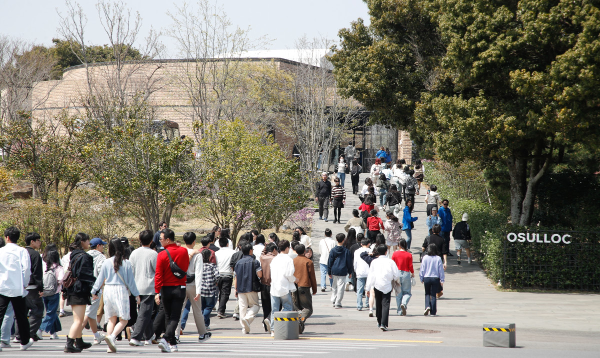 ▲ 지난해 4월 11일 오후 제주 서귀포시 안덕면 오설록 티뮤지엄을 찾은 수학여행단 학생들이 무리를 지어 길을 건너고 있다.  (뉴시스)