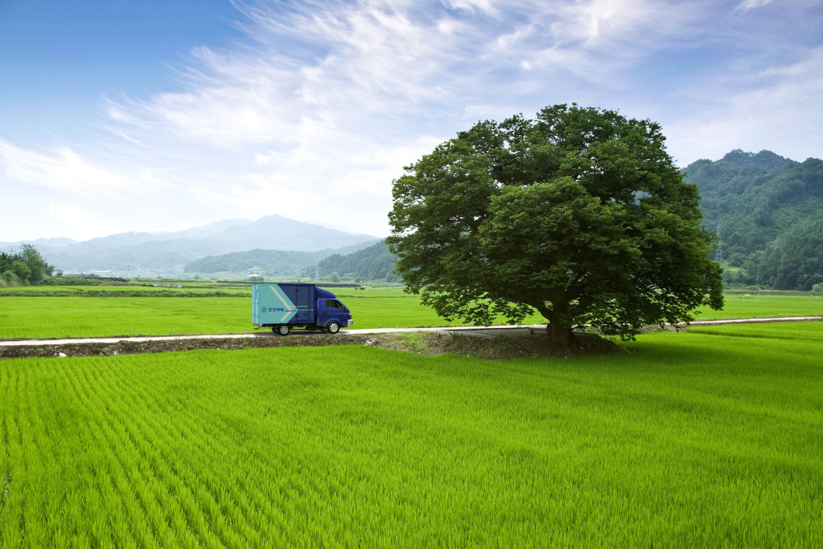 ▲택배 배달하고 있는 한진의 차량. (사진=한진)