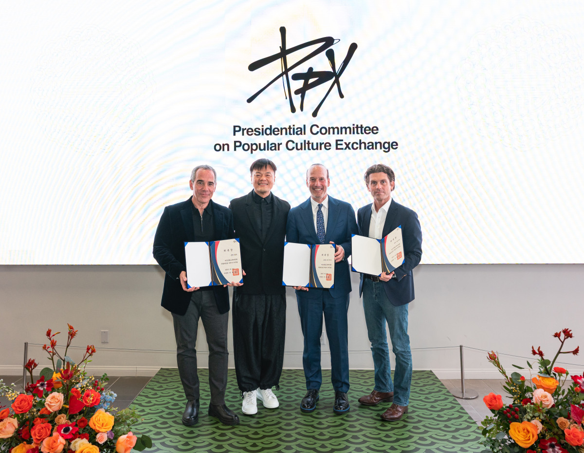 ▲박진영 대통령 직속 대중문화교류위원회 공동위원장이 29일 열린 특별위원 위촉식에서 관계자들과 기념 촬영을 하고 있다. (사진제공=문체부)