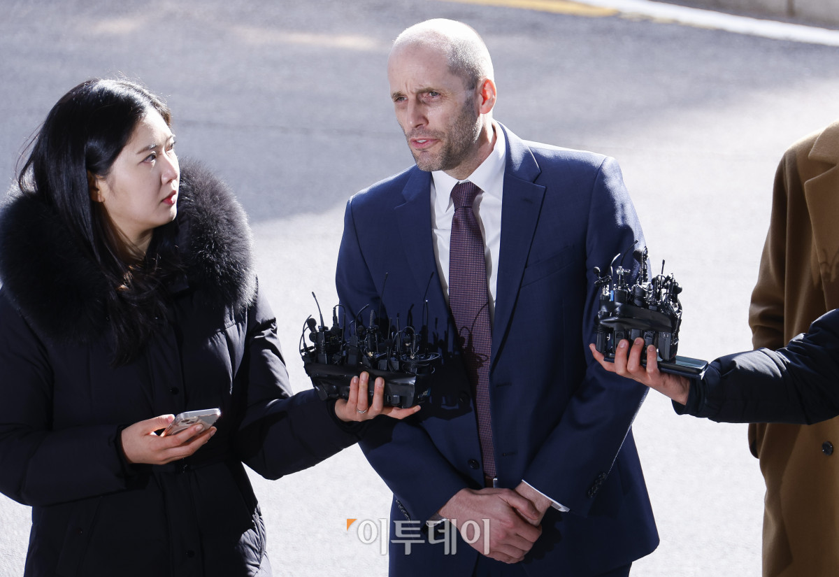 ▲ 해롤드 로저스 쿠팡 한국 법인 임시 대표가 30일 서울 종로구 서울경찰청 쿠팡 수사 종합 태스크포스(TF)에서 진행되는 소환 조사에 피의자 신분으로 출석하며 입장을 밝히고 있다. 로저스 대표는 '셀프 조사' 의혹과 관련해 공무집행 방해·업무 방해 등 혐의로 고발된 상태다. (조현호 기자 hyunho@)