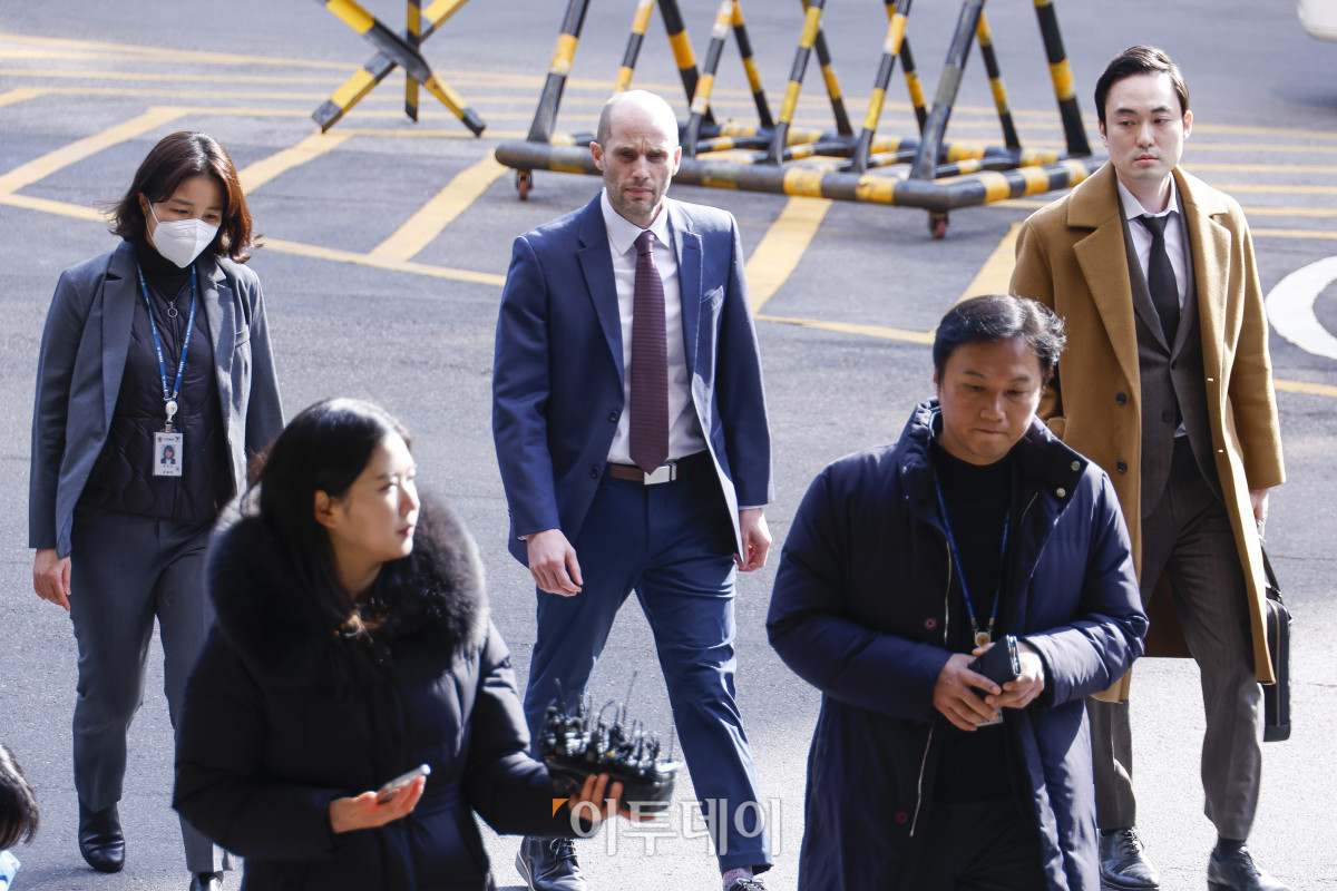 ▲ 해롤드 로저스 쿠팡 한국 법인 임시 대표가 30일 서울 종로구 서울경찰청 쿠팡 수사 종합 태스크포스(TF)에서 진행되는 소환 조사에 피의자 신분으로 출석하며 입장을 밝히고 있다. 로저스 대표는 '셀프 조사' 의혹과 관련해 공무집행 방해·업무 방해 등 혐의로 고발된 상태다. (조현호 기자 hyunho@)