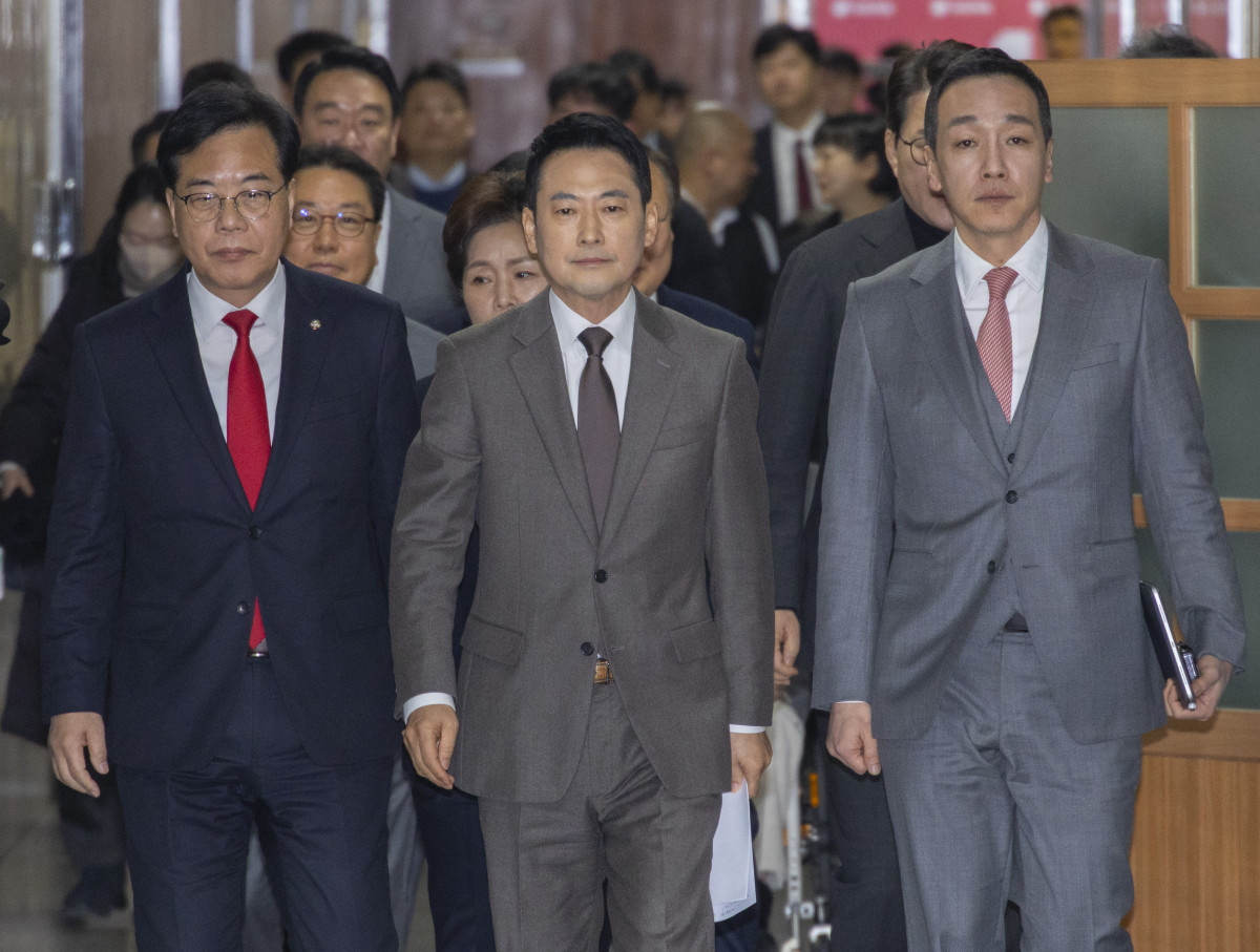 ▲국민의힘 장동혁 대표(가운데)와 송언석 원내대표(왼쪽)를 비롯한 최고위원과 당 지도부들이 29일 국회에서 열린 최고위원회의에 입장하고 있다. (연합뉴스)