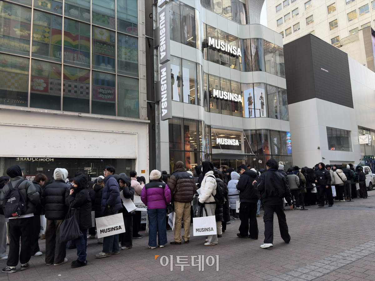 ▲30일 서울 중구 명동 무신사 스토어 앞. 그랜드 오픈 행사에 참여하기 위해 줄을 선 사람들의 모습이다. (황민주 기자 minchu@)