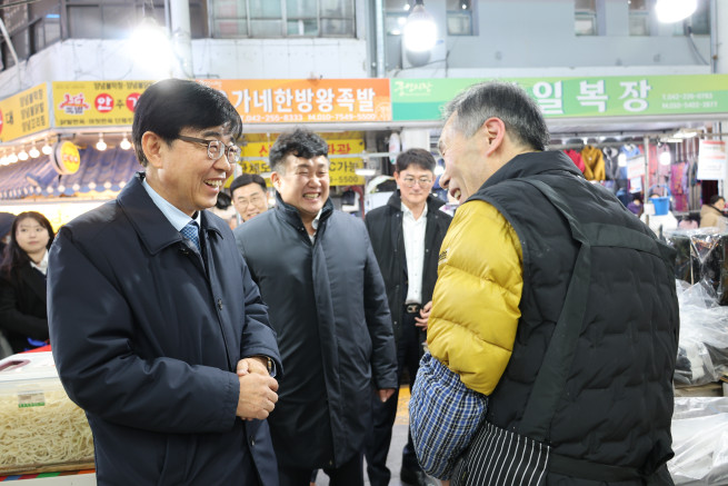 ▲인태연 소진공 이사장이 30일 오전 대전 동구에 위치한 중앙시장에 방문해 시장 상인을 격려하고 있다. (사진제공=소상공인시장진흥공단)