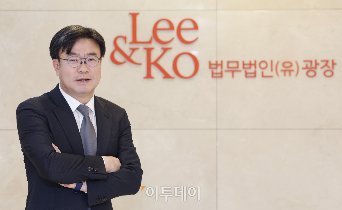 ▲ 김상곤 ‘법무법인(유) 광장’ 경영 총괄 대표 변호사가 최근 서울 중구 남대문로 한진빌딩 광장 사무실에서 이투데이와 신년 인터뷰에 앞서 포즈를 취하고 있다. (조현호 기자 hyunho@)