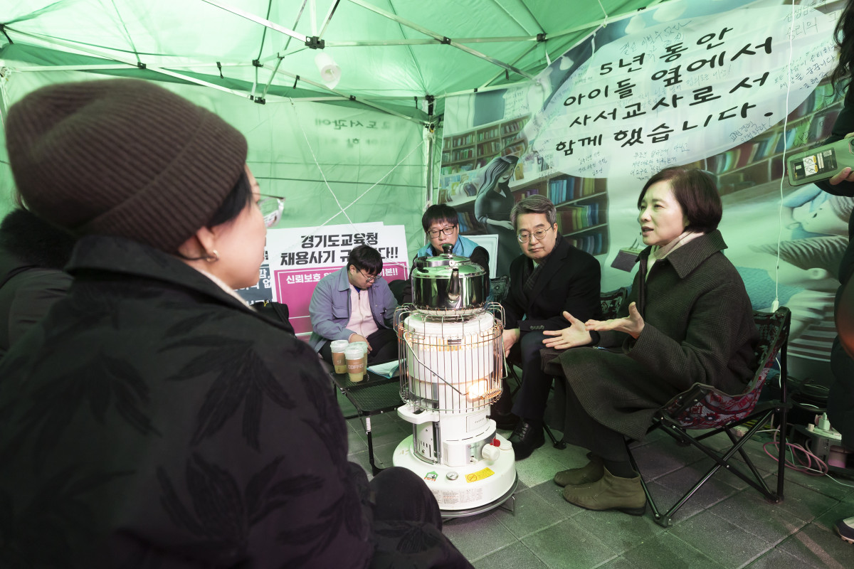 ▲유은혜 전 교육부 장관(오른쪽)이 30일 경기도교육청 앞 기간제 사서교사 천막농성장을 찾아 농성 중인 교사들의 이야기를 듣고 있다. 유 전 장관은 "경기도교육청의 비정한 행정을 반드시 바로잡겠다"고 밝혔다. (유은혜 캠프)