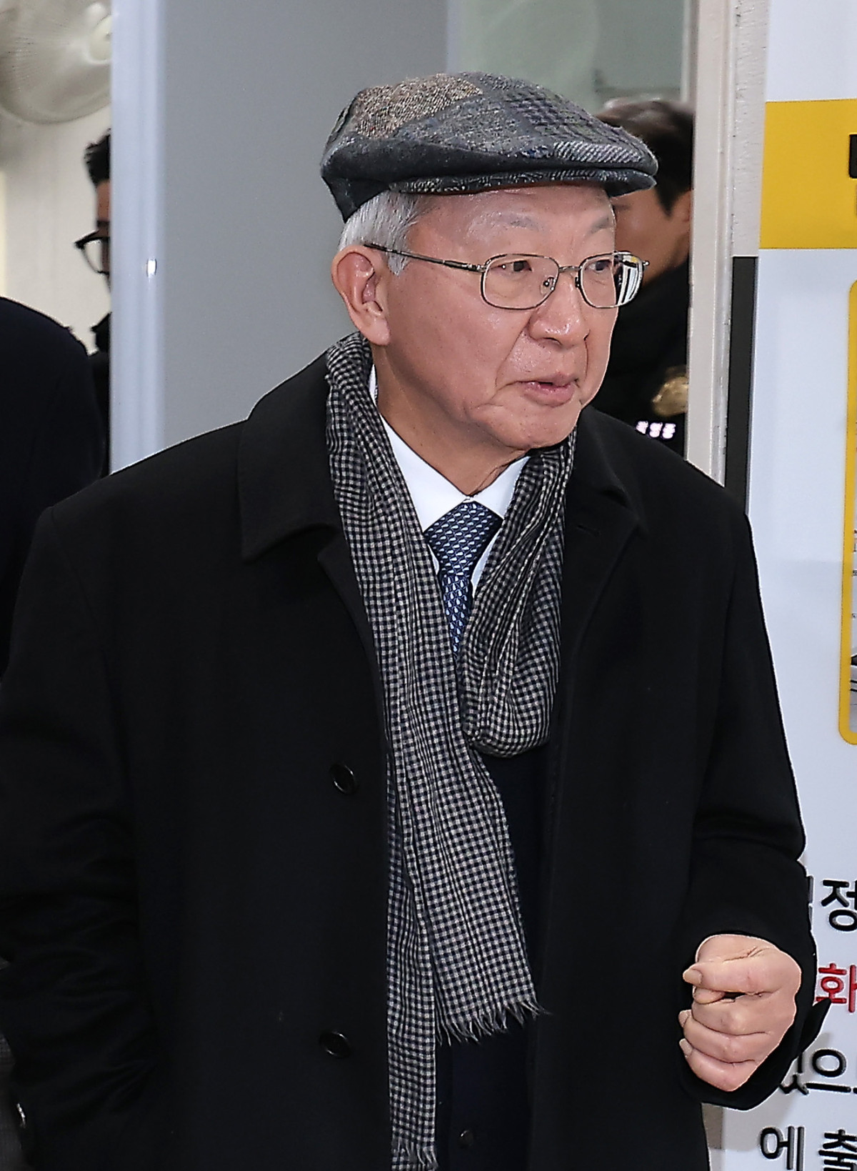 ▲ 양승태 전 대법원장이 30일 서울 서초구 서울고등법원에서 열린 '사법농단 혐의' 2심 선고 공판에서 징역 6개월에 집행유예 1년을 선고 받은 후 법원 청사를 나서고 있다. (연합뉴스)