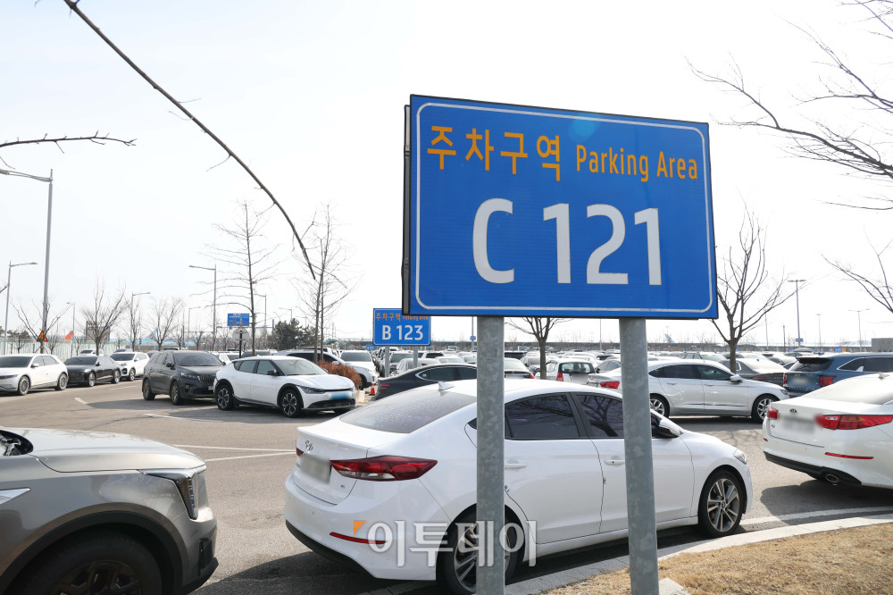 ▲30일 서울 인천국제공항 제2여객터미널 장기주차장이 혼잡한 모습을 보이고 있다. 아시아나항공이 제2여객터미널에서 운항을 시작하면서 이용객이 늘어나 주차장과 진입로 일대에 차량 정체가 이어지고 있다. 고이란 기자 photoeran@