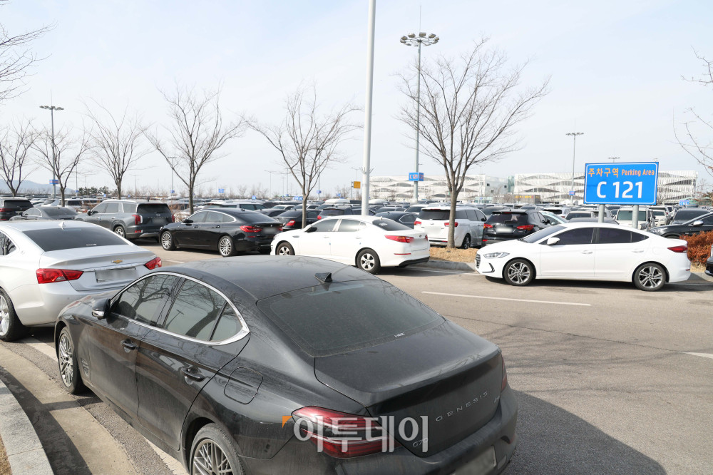 ▲30일 서울 인천국제공항 제2여객터미널 장기주차장이 혼잡한 모습을 보이고 있다. 아시아나항공이 제2여객터미널에서 운항을 시작하면서 이용객이 늘어나 주차장과 진입로 일대에 차량 정체가 이어지고 있다. 고이란 기자 photoeran@