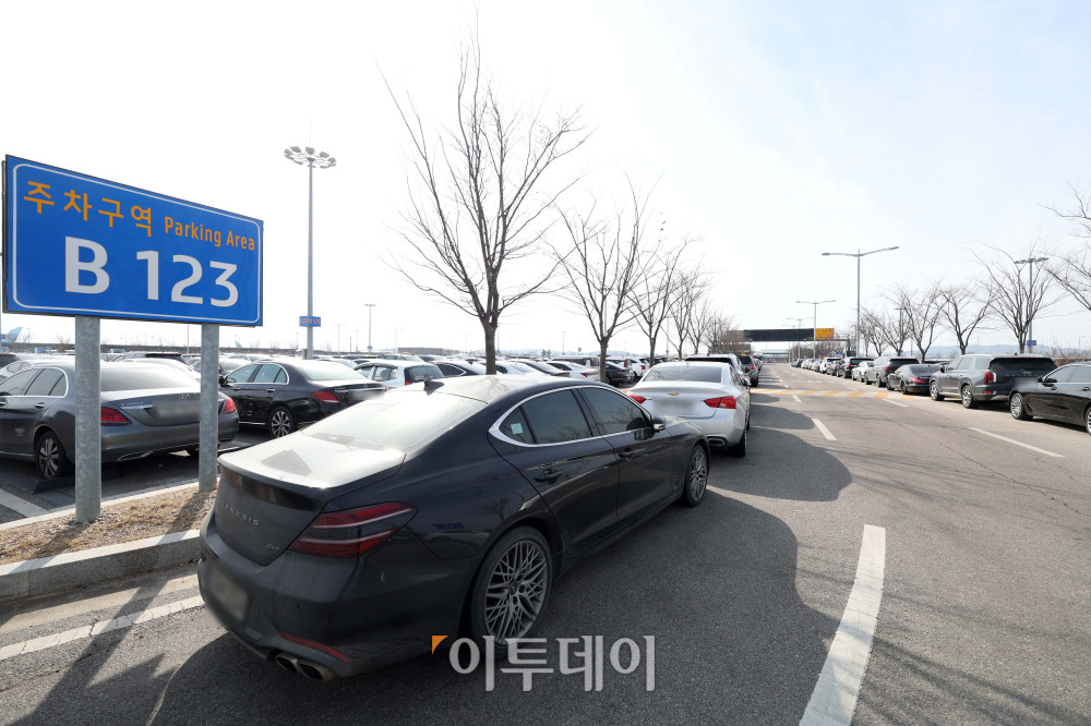 ▲30일 서울 인천국제공항 제2여객터미널 장기주차장이 혼잡한 모습을 보이고 있다. 아시아나항공이 제2여객터미널에서 운항을 시작하면서 이용객이 늘어나 주차장과 진입로 일대에 차량 정체가 이어지고 있다. 고이란 기자 photoeran@