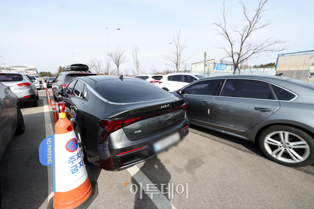 ▲30일 서울 인천국제공항 제2여객터미널 장기주차장이 혼잡한 모습을 보이고 있다. 아시아나항공이 제2여객터미널에서 운항을 시작하면서 이용객이 늘어나 주차장과 진입로 일대에 차량 정체가 이어지고 있다. 고이란 기자 photoeran@