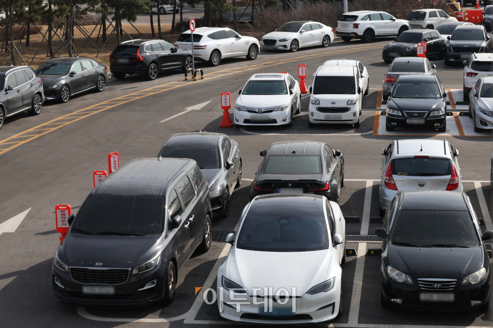 ▲30일 서울 인천국제공항 제2여객터미널 장기주차장이 혼잡한 모습을 보이고 있다. 아시아나항공이 제2여객터미널에서 운항을 시작하면서 이용객이 늘어나 주차장과 진입로 일대에 차량 정체가 이어지고 있다. 고이란 기자 photoeran@