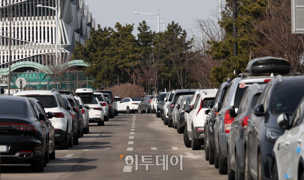 ▲30일 서울 인천국제공항 제2여객터미널 장기주차장이 혼잡한 모습을 보이고 있다. 아시아나항공이 제2여객터미널에서 운항을 시작하면서 이용객이 늘어나 주차장과 진입로 일대에 차량 정체가 이어지고 있다. 고이란 기자 photoeran@