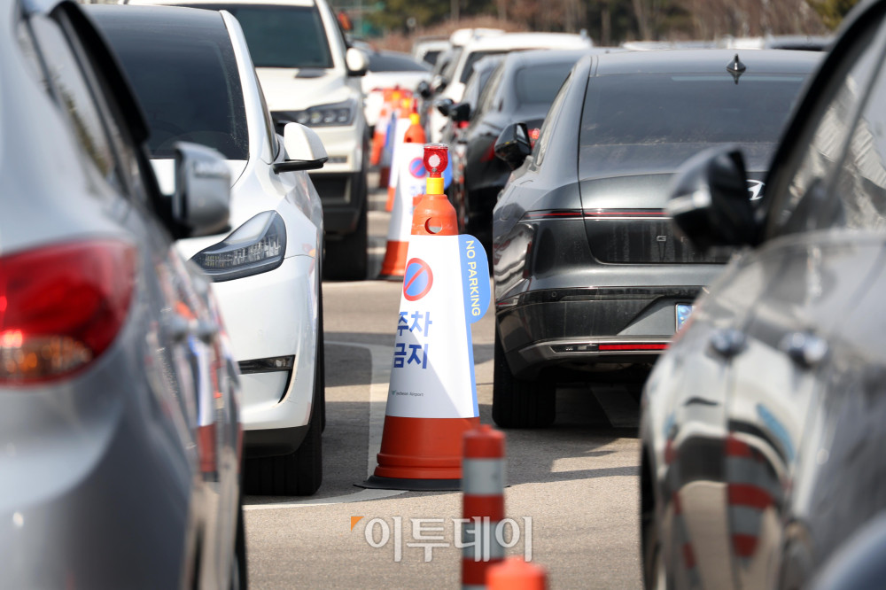 ▲30일 서울 인천국제공항 제2여객터미널 장기주차장이 혼잡한 모습을 보이고 있다. 아시아나항공이 제2여객터미널에서 운항을 시작하면서 이용객이 늘어나 주차장과 진입로 일대에 차량 정체가 이어지고 있다. 고이란 기자 photoeran@
