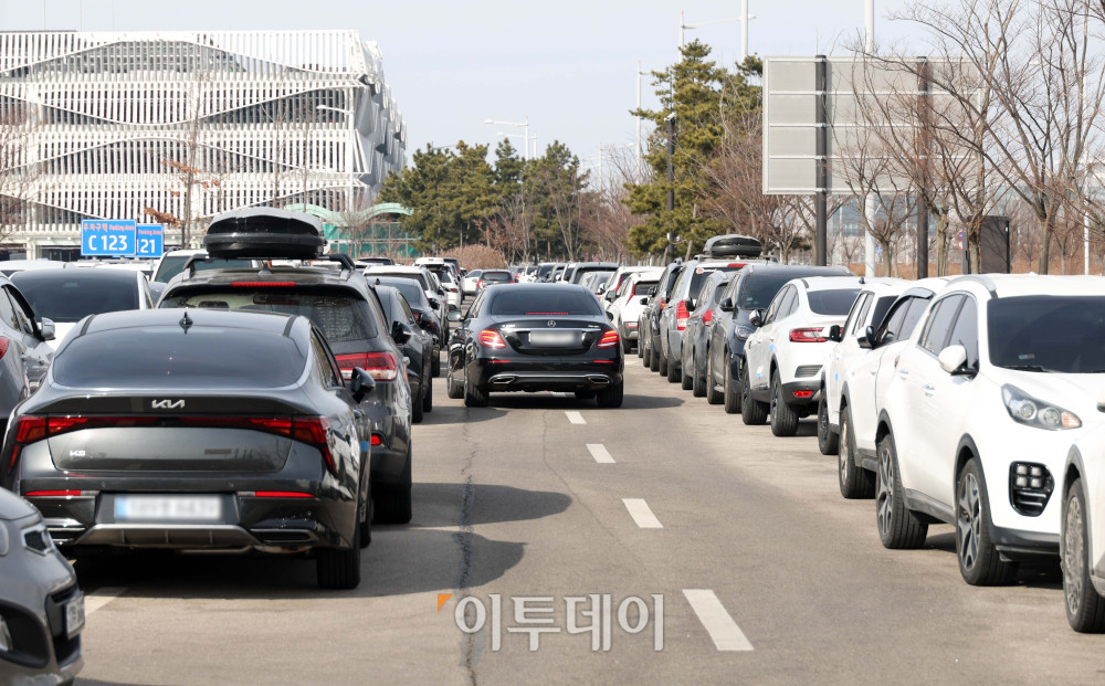 ▲30일 서울 인천국제공항 제2여객터미널 장기주차장이 혼잡한 모습을 보이고 있다. 아시아나항공이 제2여객터미널에서 운항을 시작하면서 이용객이 늘어나 주차장과 진입로 일대에 차량 정체가 이어지고 있다. 고이란 기자 photoeran@