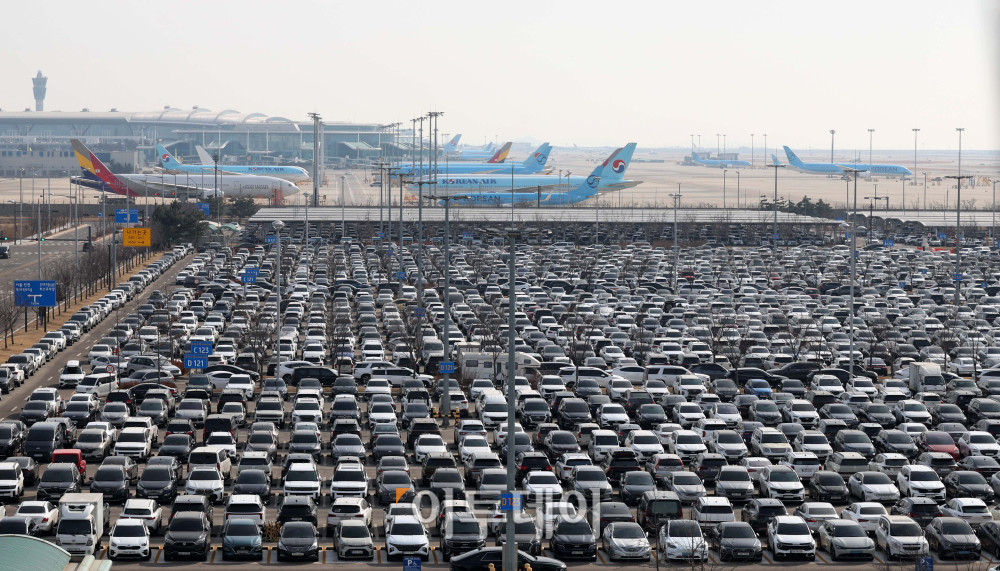 ▲30일 서울 인천국제공항 제2여객터미널 장기주차장이 혼잡한 모습을 보이고 있다. 아시아나항공이 제2여객터미널에서 운항을 시작하면서 이용객이 늘어나 주차장과 진입로 일대에 차량 정체가 이어지고 있다. 고이란 기자 photoeran@