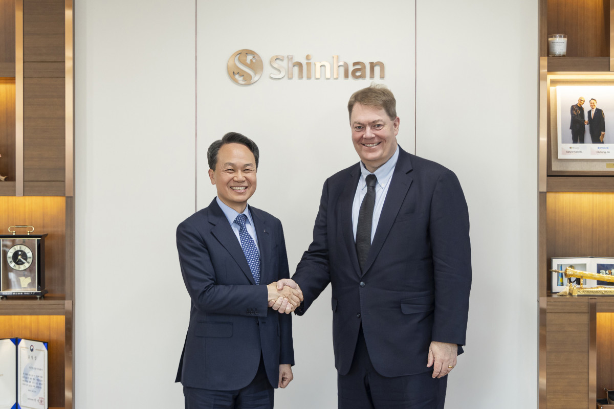 ▲진옥동(사진 왼쪽) 신한금융 회장과 제이슨 리케이트 씨티그룹 글로벌 기업금융 총괄(Global Chair)이 면담을 마치고 기념 촬영하는 모습 (사진제공=신한금융)