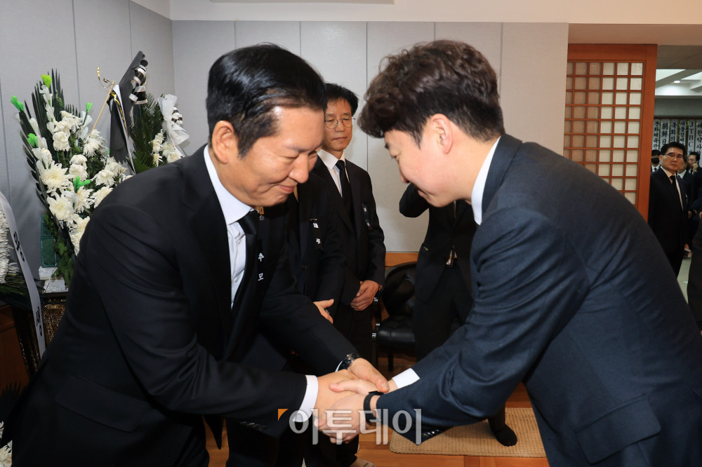 ▲이준석 개혁신당 대표가 30일 오후 서울 종로구 서울대학교병원 장례식장에 마련된 故 이해찬 전 국무총리의 빈소에서 조문을 마친 후 정청래 더불어민주당 대표와 인사하고 있다. 2026.01.30. 사진공동취재단