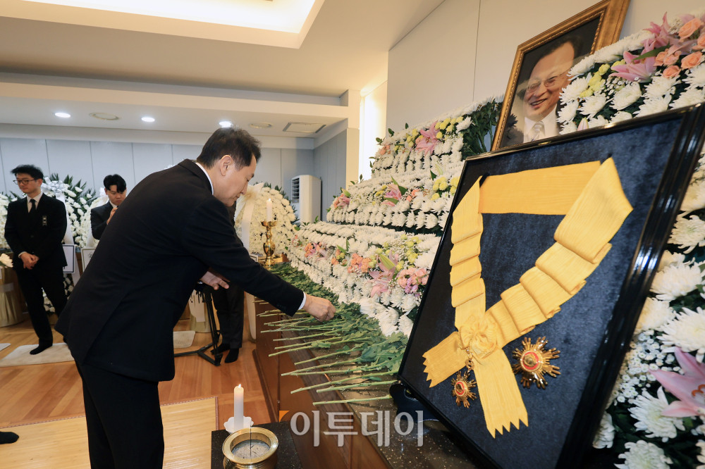 ▲오세훈 서울시장이 30일 오후 서울 종로구 서울대학교병원 장례식장에 마련된 故 이해찬 전 국무총리의 빈소에서 조문하고 있다. 2026.01.30. 사진공동취재단