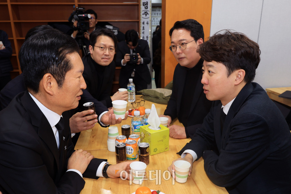 ▲이준석 개혁신당 대표가 30일 오후 서울 종로구 서울대학교병원 장례식장에 마련된 故 이해찬 전 국무총리의 빈소에서 조문을 마친 후 정청래 더불어민주당 대표와 대화하고 있다. 2026.01.30. 사진공동취재단