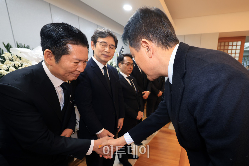 ▲오세훈 서울시장이 30일 오후 서울 종로구 서울대학교병원 장례식장에 마련된 故 이해찬 전 국무총리의 빈소에서 조문 후 정청래 더불어민주당 대표와 인사하고 있다. 2026.01.30. 사진공동취재단
