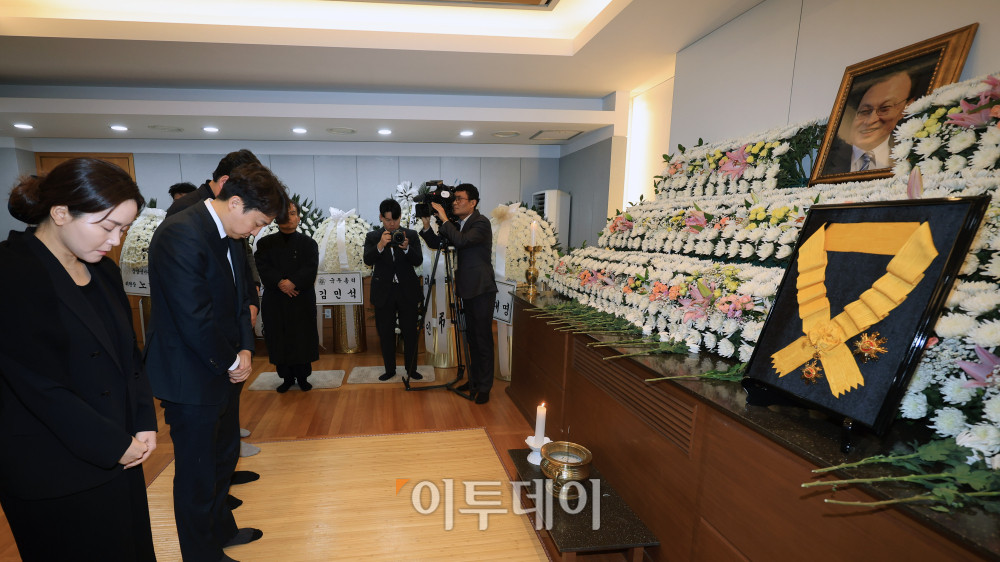 ▲이준석 개혁신당 대표가 30일 오후 서울 종로구 서울대학교병원 장례식장에 마련된 故 이해찬 전 국무총리의 빈소에서 조문하고 있다. 2026.01.30. 사진공동취재단