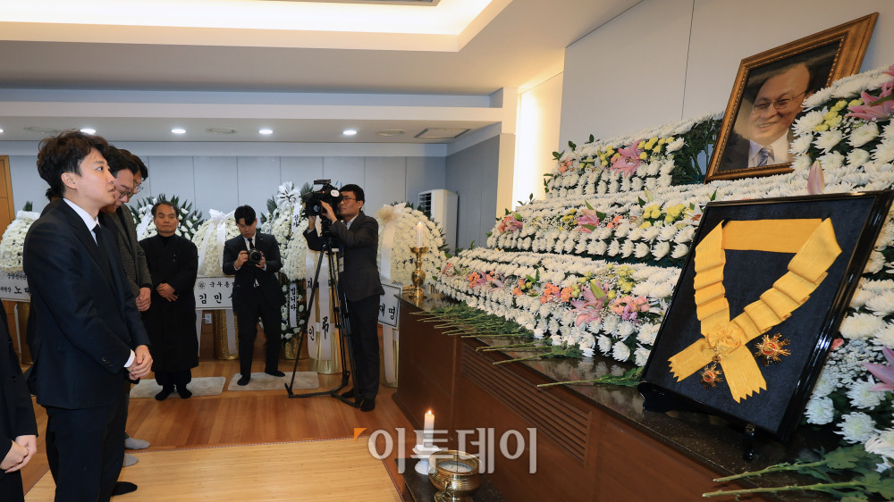 ▲이준석 개혁신당 대표가 30일 오후 서울 종로구 서울대학교병원 장례식장에 마련된 故 이해찬 전 국무총리의 빈소에서 조문하고 있다. 2026.01.30. 사진공동취재단