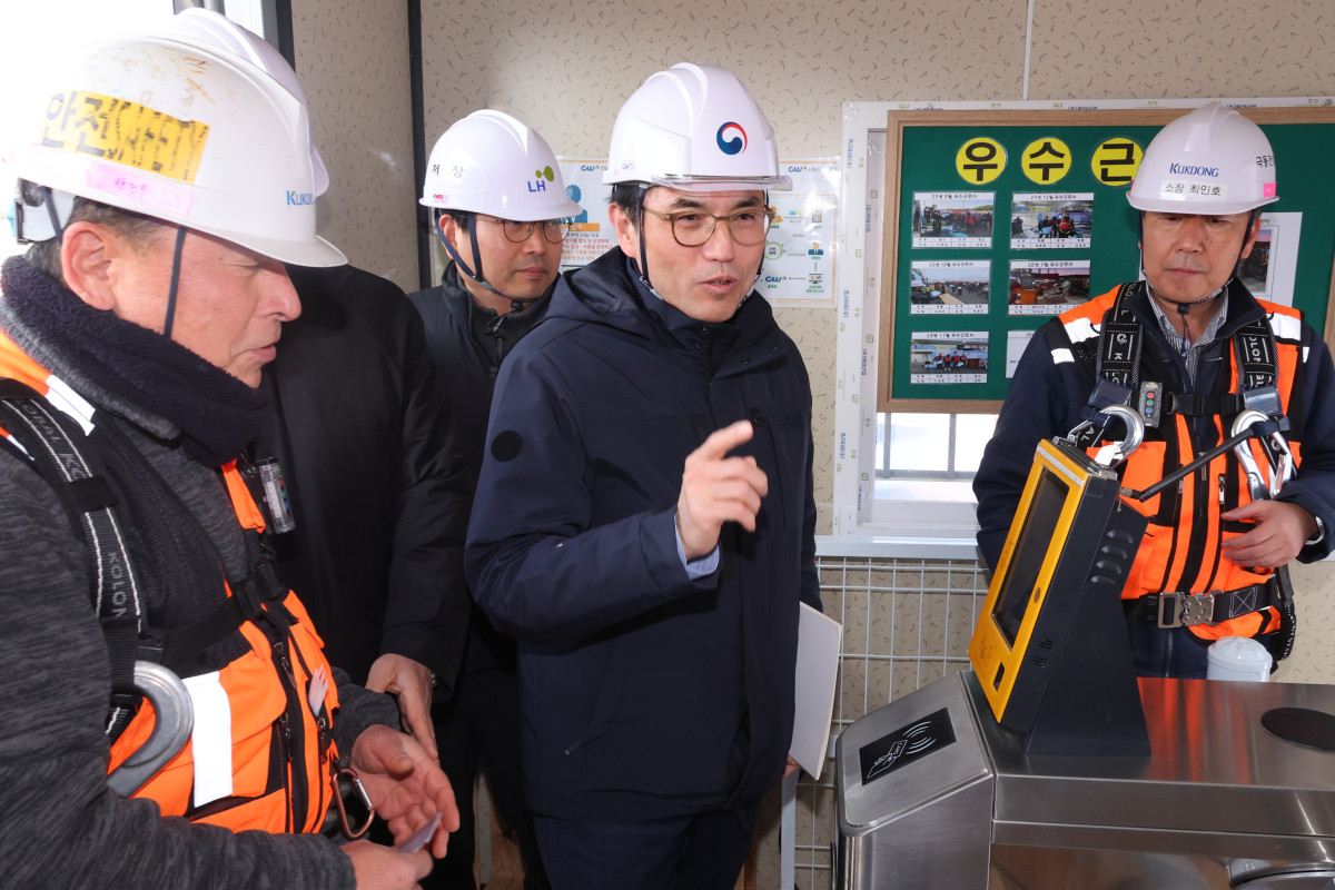 ▲권창준 고용노동부 차관이 19일 세종시 한국토지주택공사(LH) 공공주택건설현장을 찾아 건설 분야 임금체불 예방 방안 중 하나로 도입된 건설근로자 전자카드를 시연하고 있다. (연합뉴스)