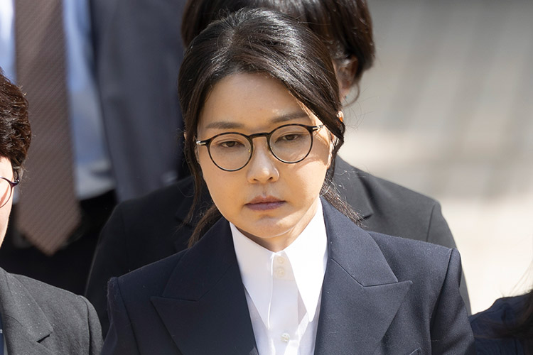 ▲법원 나서는 김건희 여사. (연합뉴스)