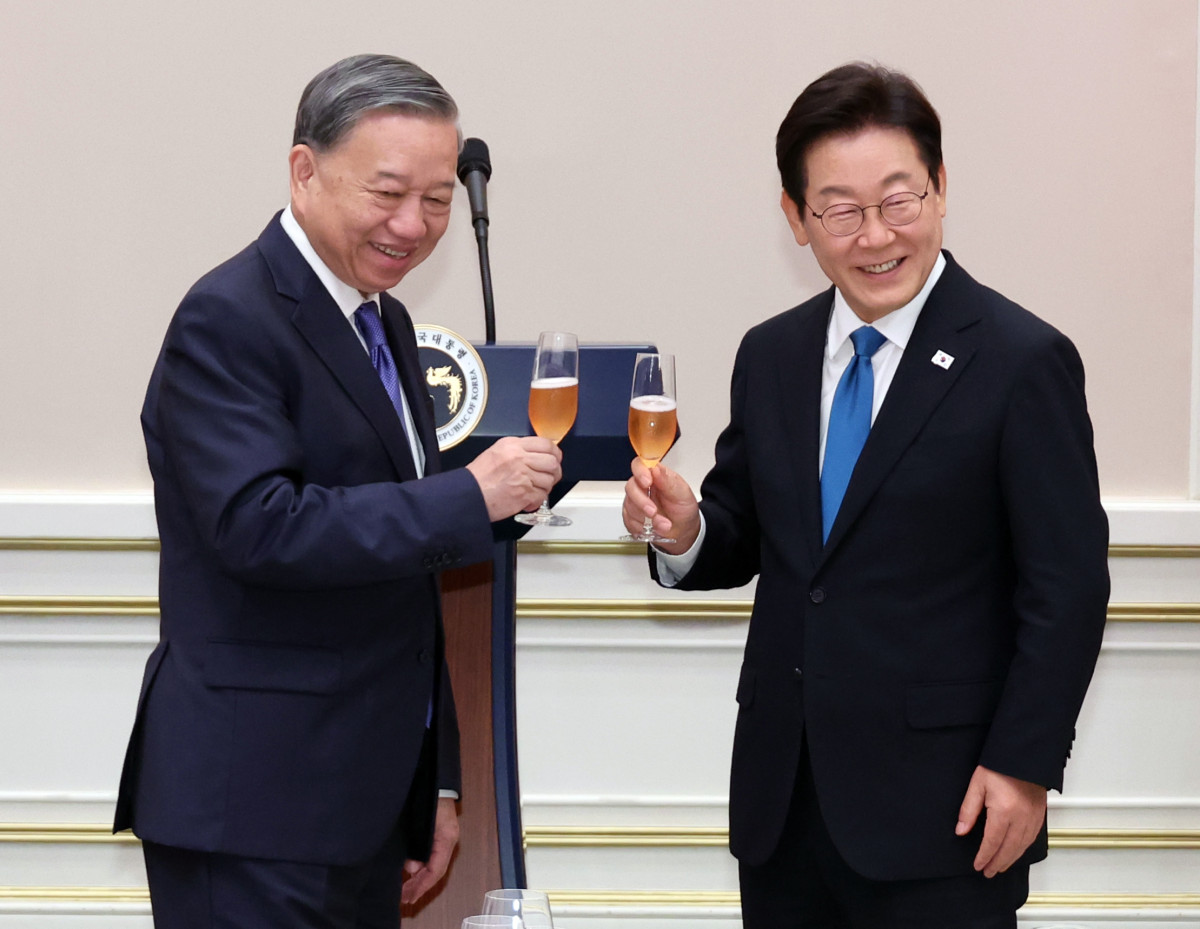 ▲이재명 대통령이 11일 청와대 영빈관에서 열린 한·베트남 공식 만찬에서 또 럼 베트남 당 서기장과 건배하고 있다. (연합뉴스)