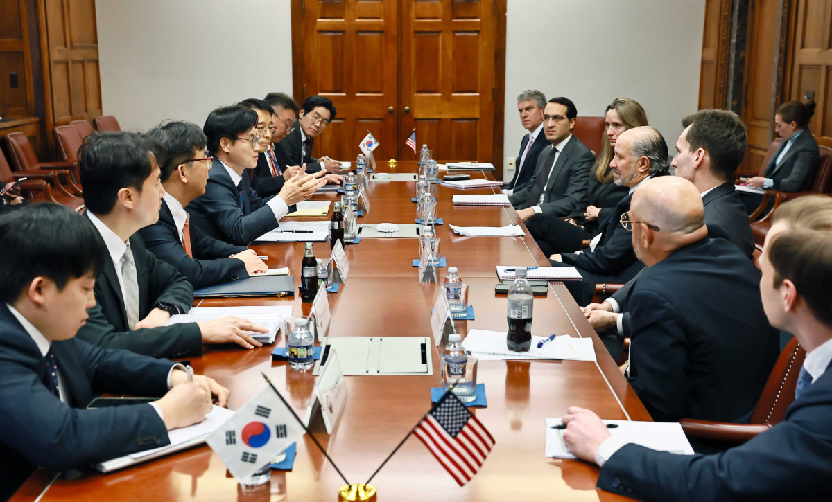 ▲김정관 산업통상부 장관이 29일(현지시간) 미국 워싱턴 D.C. 상무부 회의실에서 하워드 러트닉 상무부 장관과 면담을 갖고 관세 등 통상 현안을 논의했다. (사진제공=산업통상부)