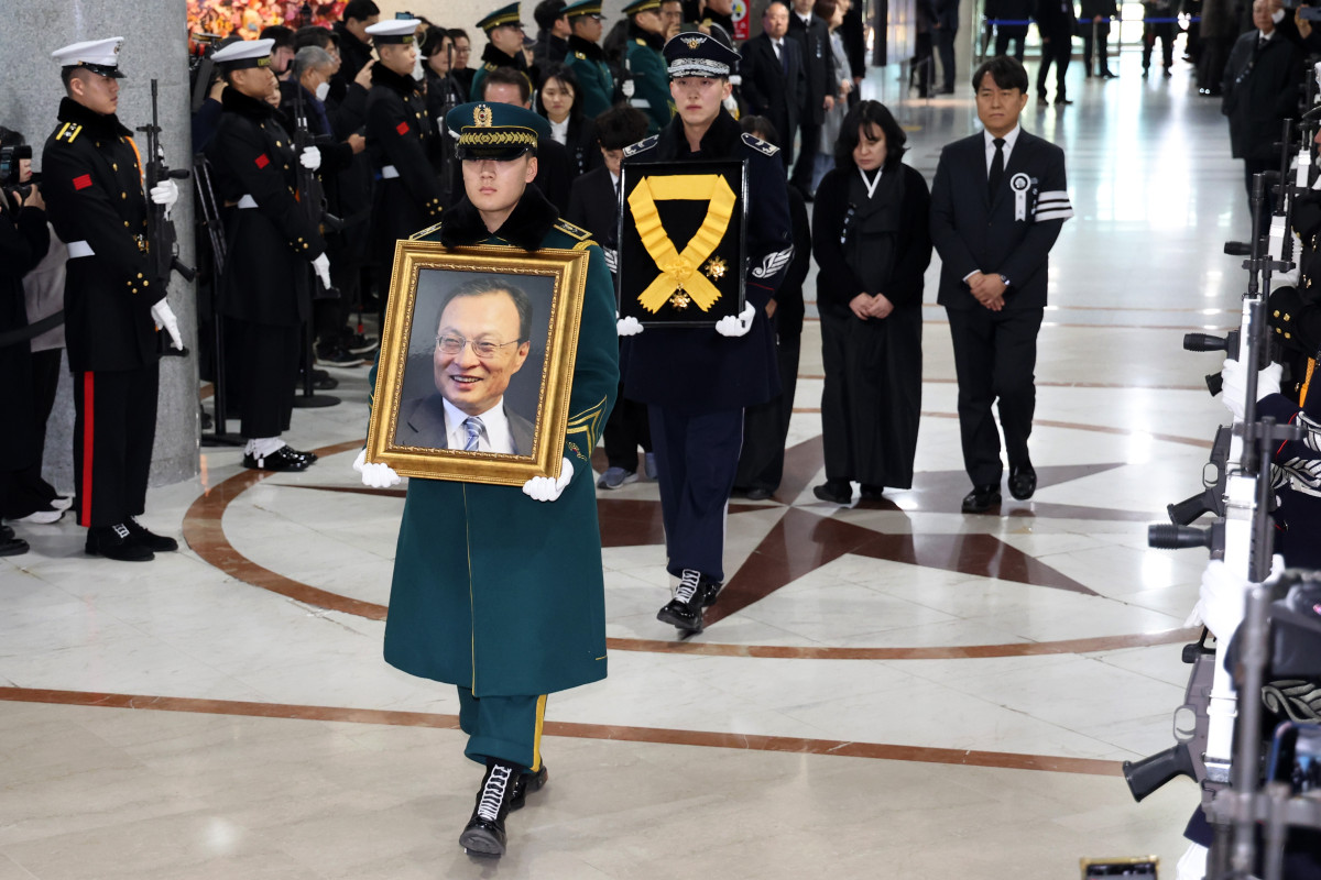 ▲이해찬 전 국무총리의 사회장 영결식이 엄수된 31일 서울 여의도 국회 의원회관에서 운구행렬이 영결식장을 나서고 있다. (사진=연합뉴스)