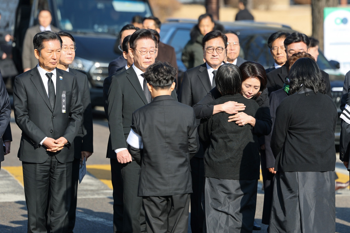 ▲이재명 대통령과 김혜경 여사가 31일 서울 여의도 국회의원회관에서 이해찬 전 국무총리 사회장 영결식이 끝난 뒤 유족들을 위로하고 있다. (사진=연합뉴스)