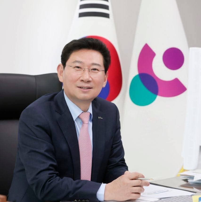 ▲이상일 용인특례시장이 집무실에서 포즈를 취하고 있다. 이 시장은 31일 밤 열리는 '용인반도체 국가산단 사수 촛불문화제'의 안전관리에 만전을 기하겠다고 밝혔다. (용인특례시)