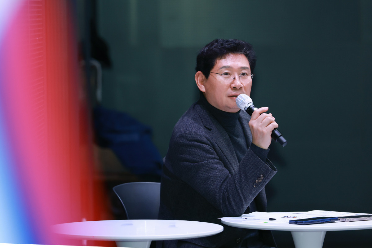 ▲이상일 용인특례시장이 30일 오후 용인미디어센터에서 기흥구 서농동·기흥동 주민들과 간담회를 열고 용인 반도체 프로젝트 현황과 지역 현안을 논의하고 있다. 이 시장은 이날 오전·오후 기흥구 4개 동 주민들과 각각 2시간 20여 분씩 대화하며 '천조개벽' 반도체 투자의 연계효과를 직접 설명했다. (용인특례시)