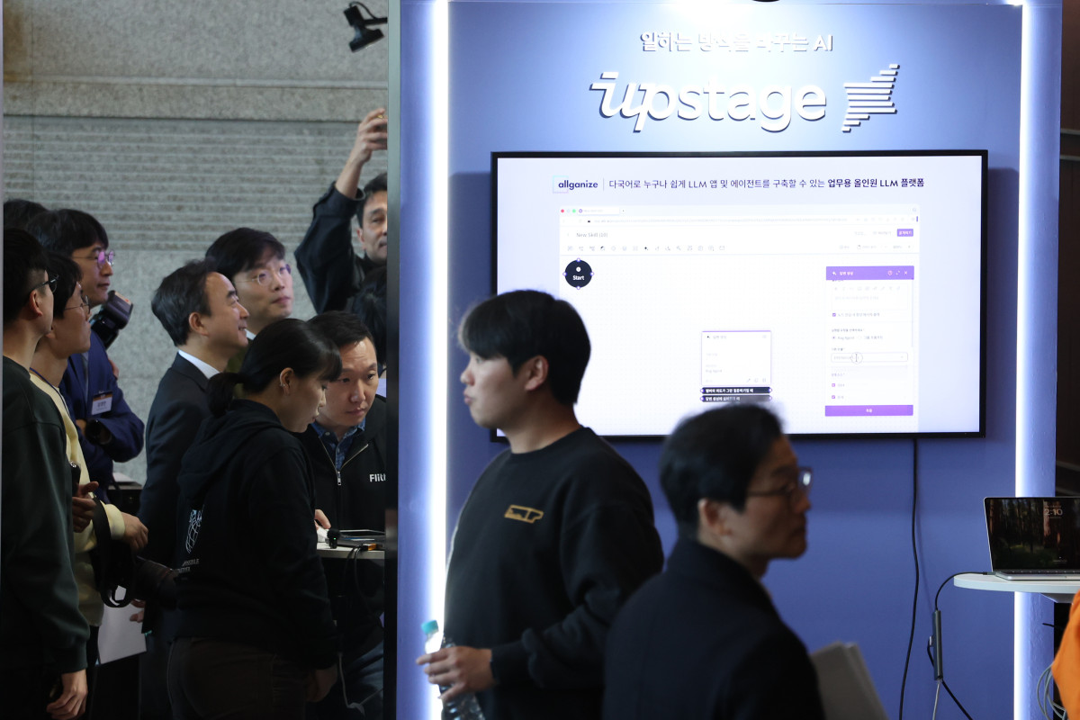 ▲지난해 12월 30일 서울 강남구 코엑스에서 열린 '독자 AI 파운데이션 모델' 프로젝트 1차 발표회에서 참석자들이 업스테이지 부스를 둘러보고 있다. (사진=연합뉴스)