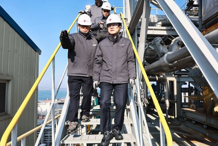 ▲김정관 산업통상부 장관이 지난해 11월 전남 여수시 여수산업단지 LG화학 산업현장을 방문해 생산 및 안전관리 현황 등을 점검하고 있다. (사진=산업통상부)