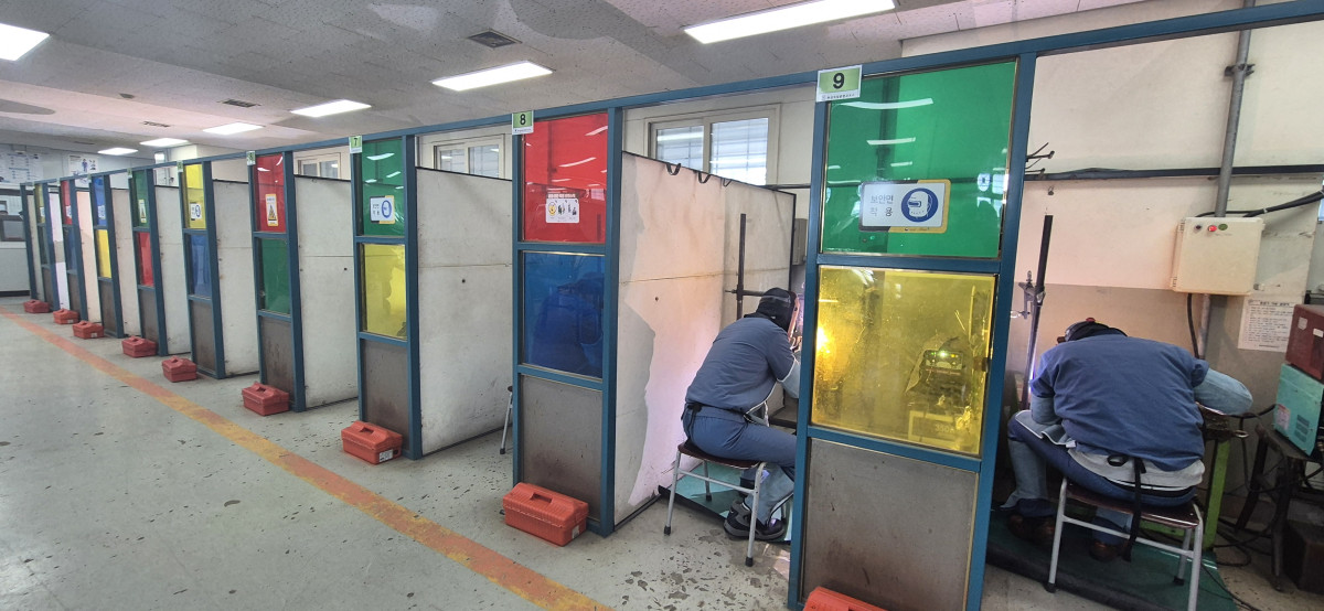 ▲29일 경기도 화성시 화성직업훈련교도소에서 수용자들이 용접 직업훈련 과정 실습을 하고 있다. (사진 제공=법무부)