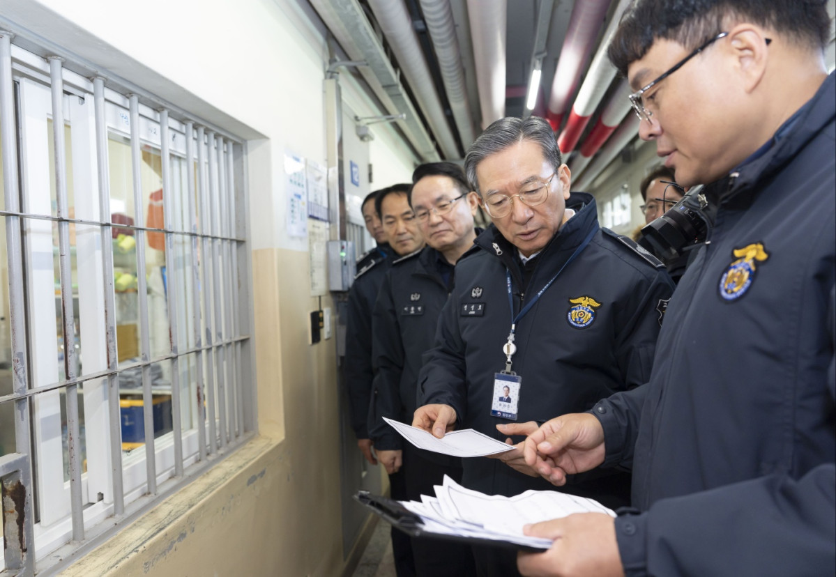 ▲29일 경기도 화성시 화성직업훈련교도소에서 정성호 법무부 장관이 현장 점검을 실시하고 있다. (사진 제공=법무부)