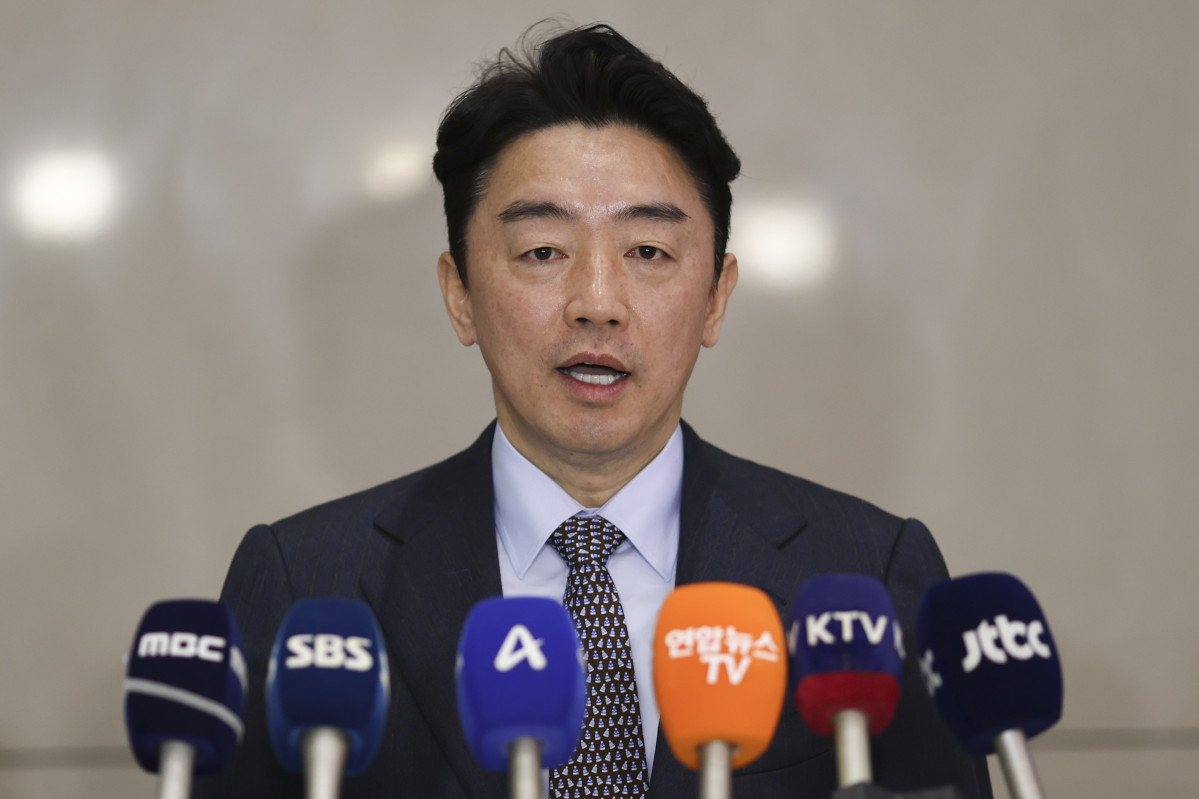 ▲특사 자격으로 캐나다·노르웨이 방문을 마친 강훈식 대통령실 비서실장이 31일 인천공항 2터미널을 통해 귀국 후 취재진과 인터뷰를 하고 있다. (연합뉴스)