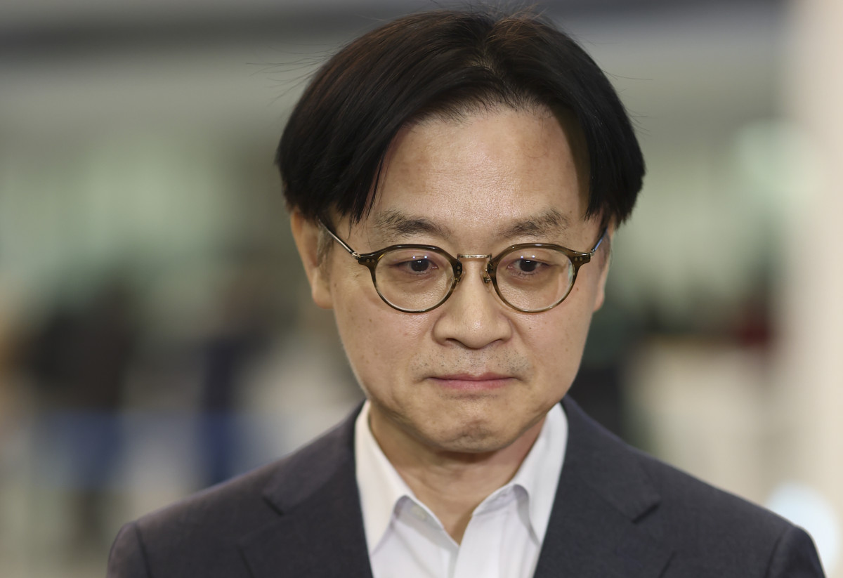 ▲도널드 트럼프 미국 대통령의 대 한국 관세 재인상 위협에 대응하기 위해 미국을 방문한 김정관 산업통상부 장관이 31일 인천공항 터미널2을 통해 귀국 후 취재진 질문을 듣고 있다. (연합뉴스)